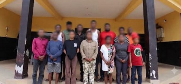 Nigeria : Le NIS démantèle un réseau criminel, arrête 12 suspects étrangers et alerte le public