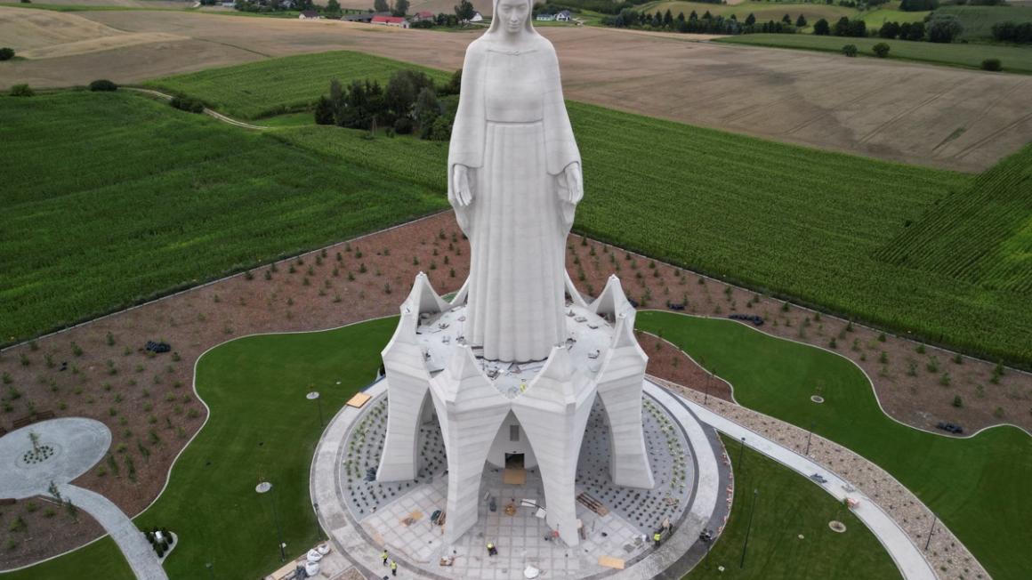 Pologne : la plus haute statue de la Vierge Marie en Europe a été dévoilée