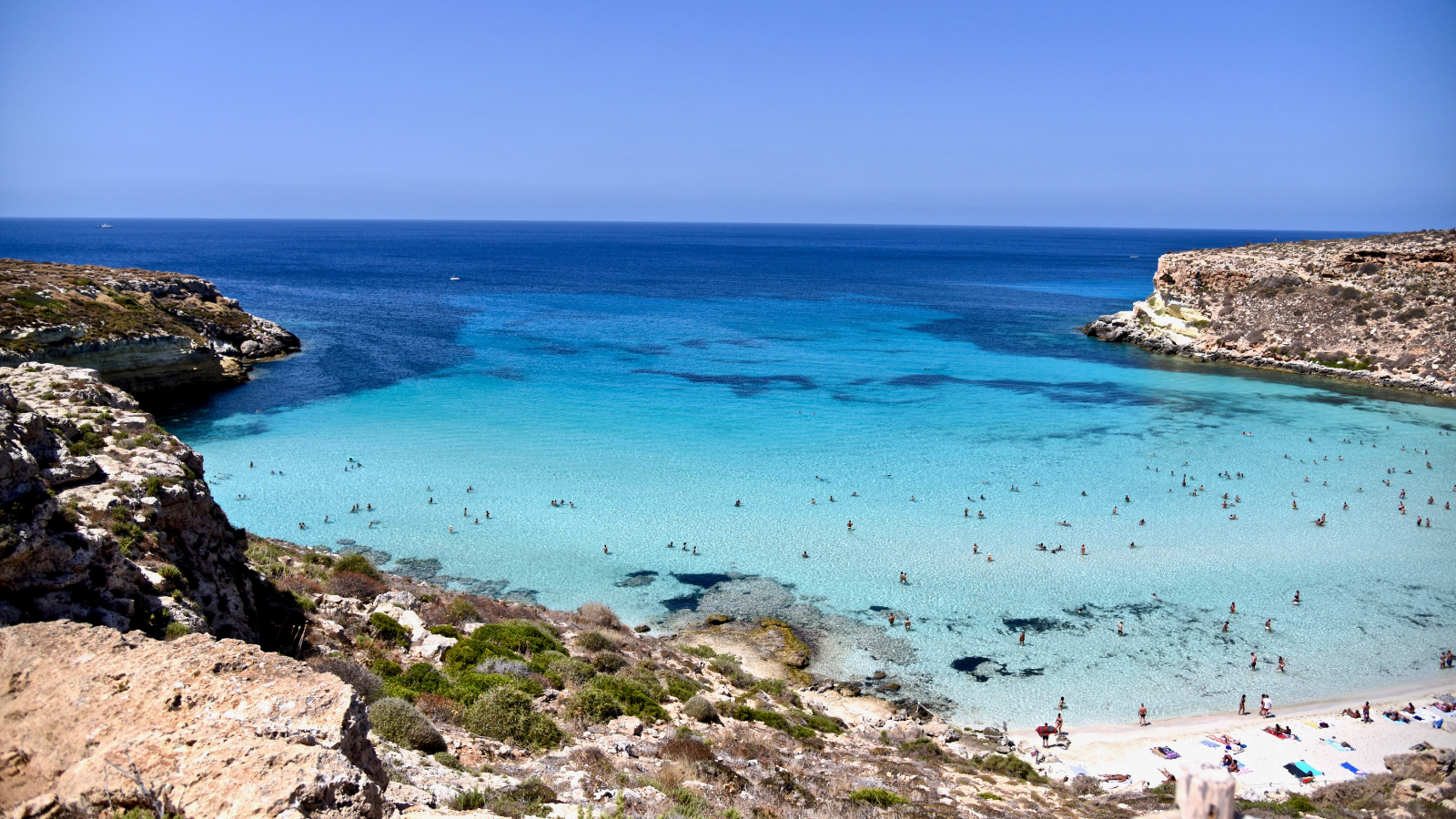 Ni la Sardaigne, ni la Sicile : les voyageurs se tournent désormais vers cette île italienne au large de l'Afrique qui abrite "la plus belle plage du monde"