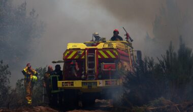 Des pompiers se tiennent près d'un camion d'incendie tout en participant à une opération de brûlage tactique à Lège-Cap-Ferret, dans le département de la Gironde, en pleine sécheresse consécutive à une vague de chaleur et à des pénuries d'eau dans une grande partie de la France, le 31 juillet 2026.