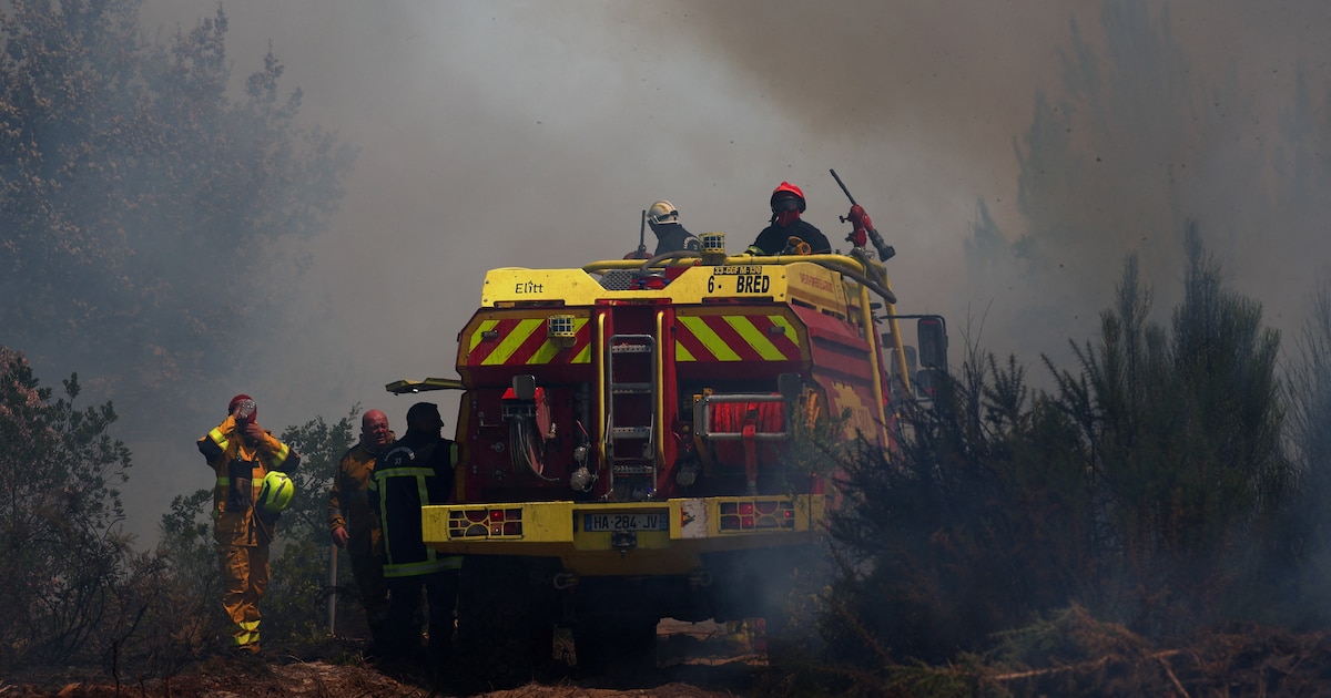 Des pompiers se tiennent près d'un camion d'incendie tout en participant à une opération de brûlage tactique à Lège-Cap-Ferret, dans le département de la Gironde, en pleine sécheresse consécutive à une vague de chaleur et à des pénuries d'eau dans une grande partie de la France, le 31 juillet 2026.