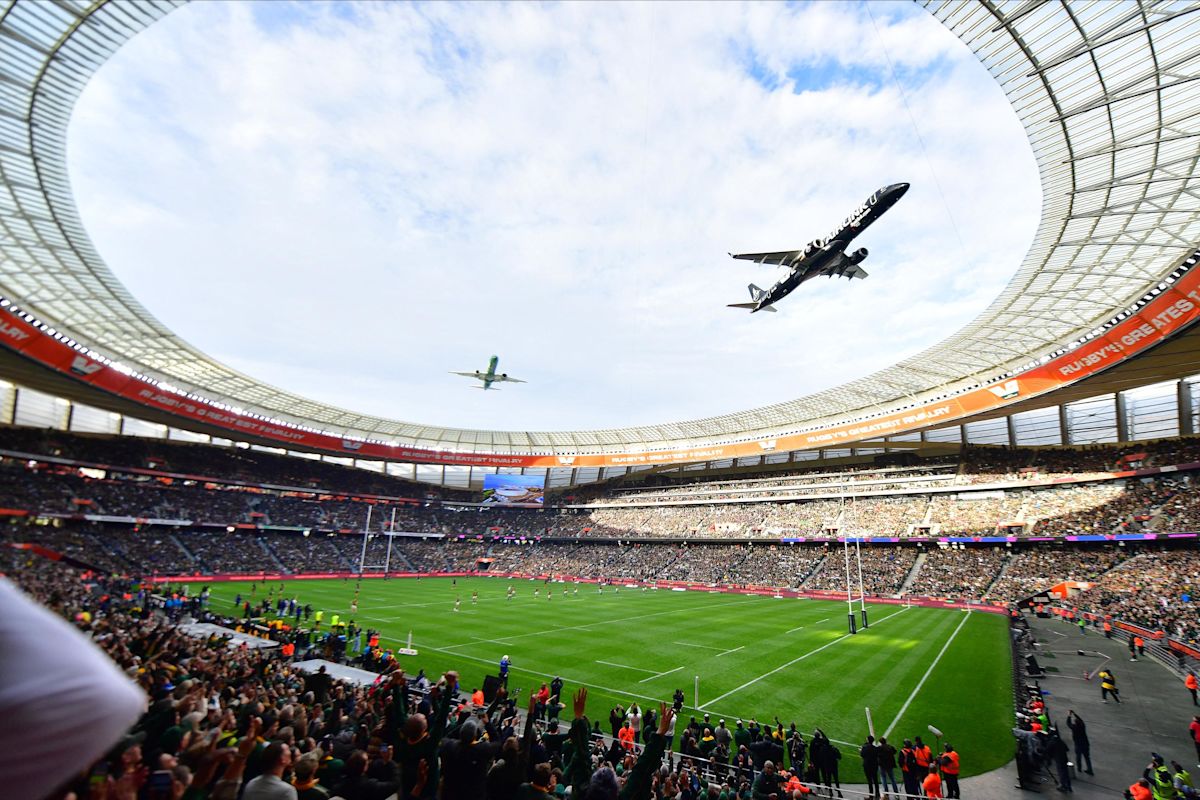 Quand deux avions survolent le stade du Cap en Afrique du Sud juste avant le déclenchement d'un feu d'artifices