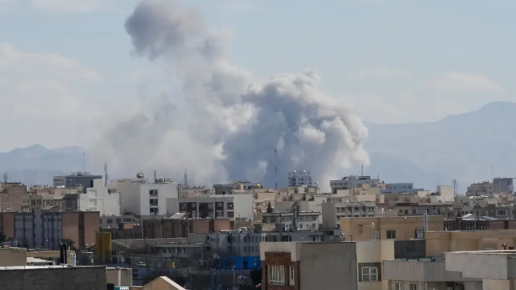 Eine-Rauchwolke-steigt-nach-einer-Explosion-auf