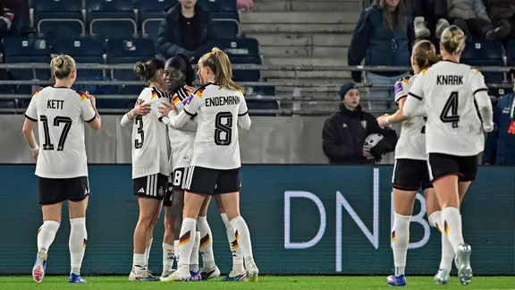 Das DFB-Team konnte kurz vor der Halbzeit zwei Treffer binnen 120 Sekunden bejubeln. | Imago Images/Carina Johansen Deutschlands Spielerinnen bejubeln einen Treffer