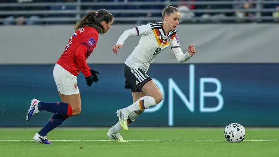 Vivien Endemann hatte zunächst Abschlusspech, traf dann aber zum 3:0. | picture alliance/HMB Media | Hendrik Hamelau Deutschlands Vivien Endemann (r.) im Zweikampf mit Norwegens Tuva Hansen