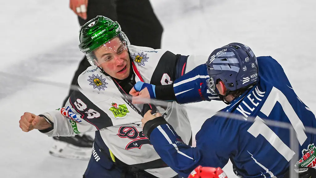 dpatopbilder-24-03-2026-Bayern-Straubing-Eishockey-Maenner-DEL-Straubing-Tigers-Eisbaeren-Berlin-Meisterschaftsrunde-Viertelfinale-1-Spieltag-Eisstadion-am-Pulverturm-Yannick-Veilleux-von-Berlin-l-und-Adrian-Klein-von-Straubing-lassen-die-Faeuste-fliegen