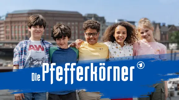 Gruppenbild der neuen Pfefferkörner: Tibet als Jules, Noah als Piet, Mathieu als Kofi, Josefine als Taara und Ida als Malin.
