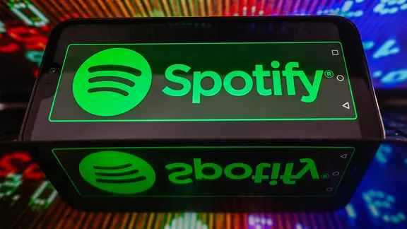 Spotify-Logo auf einem Smartphonedisplay.
