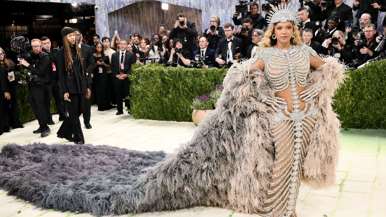 Met Gala 2026 – Alle Looks und Kleider der Stars: Beyoncé, Rihanna und mehr (LIVE vom roten Teppich)