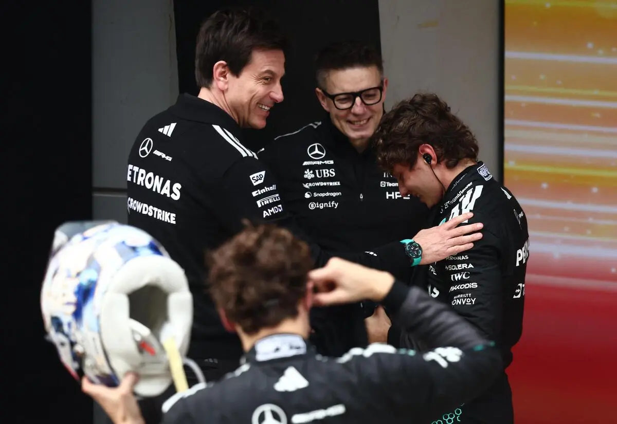 Toto Wolff und Kimi Antonelli nach dem Sieg in China.