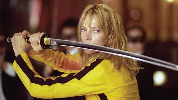 Szene aus dem Film "Kill Bill: The Whole Bloody Affair": Eine blonde Frau mit einem Schwert in einer Kampfstellung