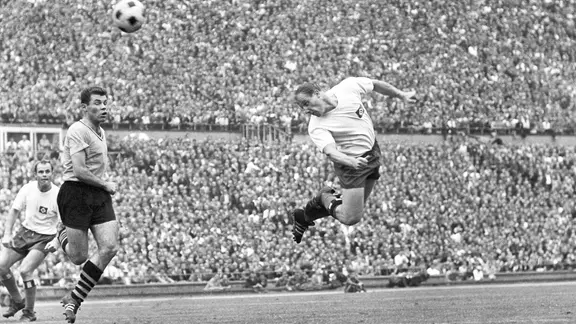 Uwe Seeler (r.) im DFB-Pokalfinale gegen Borussia Dortmund | picture alliance/dpa Uwe Seeler (r.) im DFB-Pokalfinale gegen Borussia Dortmund