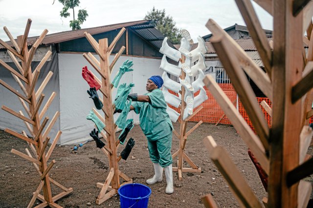 Schutzkleidung in einem Ebola-Behandlungszentrum in Munigi in der VR Kongo wird nach dem Reinigen getrocknet.