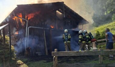 Großeinsatz der Feuerwehr in Walchsee: Almhütte brannte vollständig nieder
