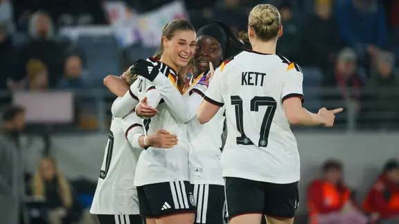 Jubel bei Deutschlands Fußballerinnen nach dem Treffer zum 4:0 von Jule Brand (2.v.l.) in Norwegen | picture alliance/HMB Media | Hendrik Hamelau Jubel bei Deutschlands Fußballerinnen nach dem Treffer zum 4:0 von Jule Brand (2.v.l.) in Norwegen