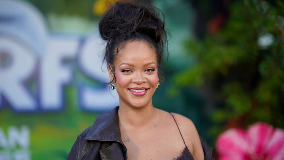 Rihanna wurde 2021 zur Milliardärin – vor allem dank ihrer Beteiligungen an „Fenty Beauty“ und „Savage X“ Fenty. Ihr letztes Album „Anti“ erschien bereits 2016