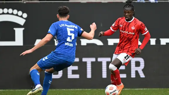 v.l. Tobias Müller ( 1.FC Magdeburg), Richmond Tachie (1. FC Kaiserslautern) | IMAGO / Jan Huebner v.l. Tobias Müller ( 1.FC Magdeburg), Richmond Tachie (1. FC Kaiserslautern)