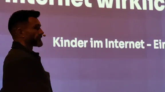 Sascha Bolmer bei einem Vortrag in Lingen. | Britta Nareyka Sascha Bolmer bei einem Vortrag in Lingen.