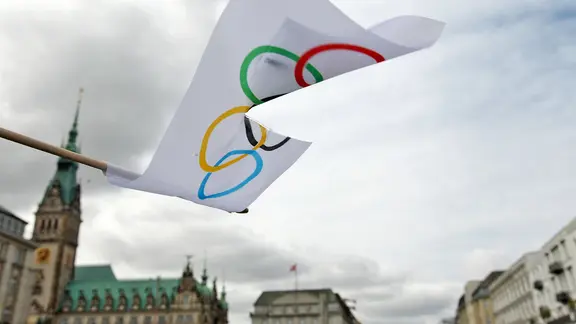Eine zerrissene Olympia-Flagge vor dem Hamburger Rathaus | Hanno Bode Eine zerrissene Olympia-Flagge vor dem Hamburger Rathaus