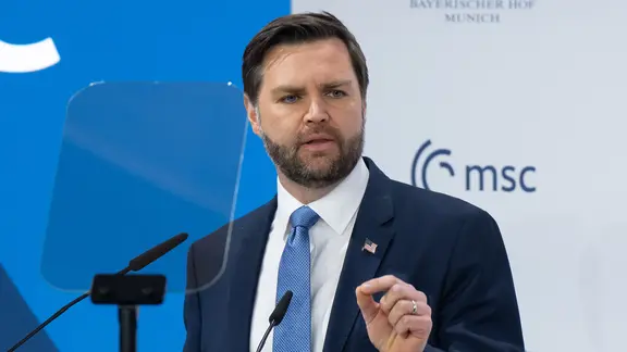 J.D. Vance, Vizepräsident der Vereinigten Staaten von Amerika, spricht bei der Münchner Sicherheitskonferenz. | Sven Hoppe/dpa, Sven Hoppe J.D. Vance, Vizepräsident der Vereinigten Staaten von Amerika, spricht bei der Münchner Sicherheitskonferenz.