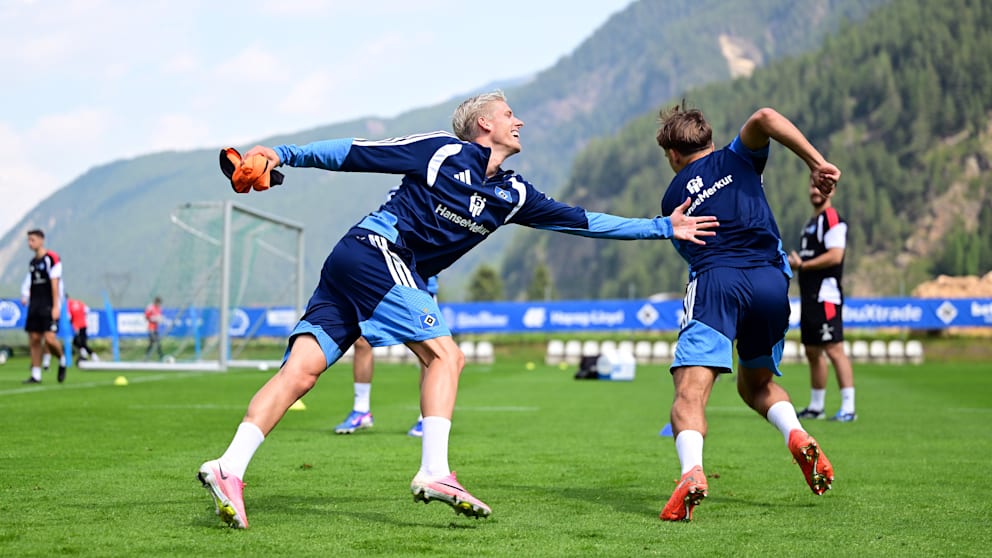 Gute Laune: Mittelfeld-Talent Henri Schümann (17/r.) wird von Albert Groenbaek (25) gejagt