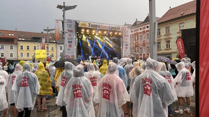 Der „Kleine Zeitung“-Regenponcho war ein beliebtes Accessoire