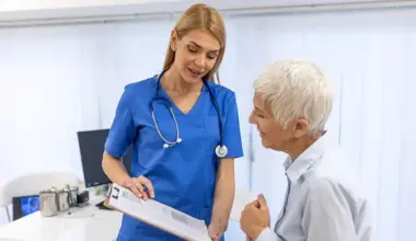 Aeltere Patientin Beratung Arztpraxis