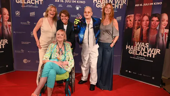 Maren Kroymann, Bettina Böttinger, Gaby Köster, Hella von Sinnen und Esther Schweins bei der Filmpremiere von "Was haben wir gelacht" | picture alliance / dpa | Horst Galuschka Maren Kroymann, Bettina Böttinger, Gaby Köster, Hella von Sinnen und Esther Schweins bei der Filmpremiere von "Was haben wir gelacht"
