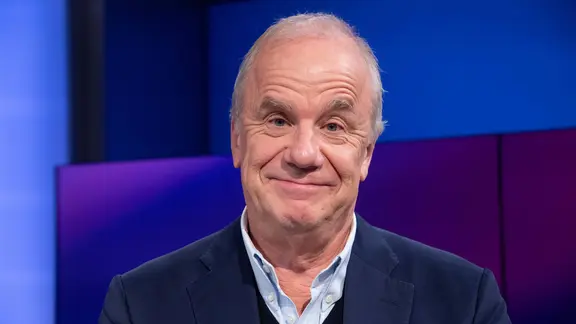 Fernsehmoderator Hubertus Meyer-Burckhardt schaut in die Kamera | IMAGO / Sven Simon Fernsehmoderator Hubertus Meyer-Burckhardt schaut in die Kamera