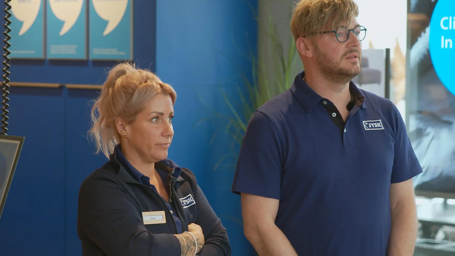 JYSK-Chef Tobias Linge und Mitarbeiterin Jacky in Plau am See für „Undercover Boss”