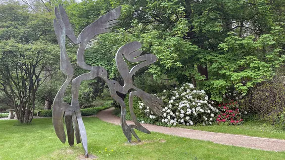 Menashe Kadishmans Bronze "Kissing Birds" steht auf einer Wiese in einem Park. | NDR, Foto: Frank Hajasch Menashe Kadishmans Bronze "Kissing Birds" steht auf einer Wiese in einem Park.