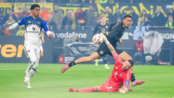 HSV-Keeper Daniel Heuer Fernandes gegen Dortmunds Felix Nmecha | IMAGO / Maximilian Koch HSV-Keeper Daniel Heuer Fernandes gegen Dortmunds Felix Nmecha
