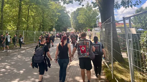 Die Polizei hat die Hauptstraße in Wacken für Autos inzwischen gesperrt. | NDR, Jonas Salto Die Hauptstraße des Dorfes Wacken während des Wacken Open Air 2026