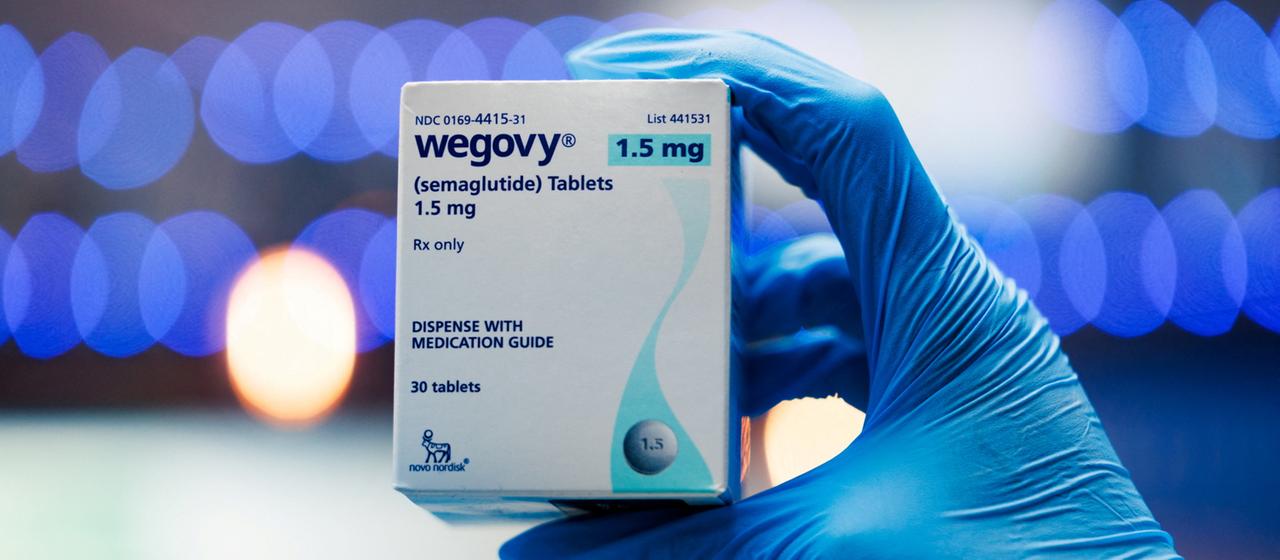 Eine Person hält eine Packung Wegovy-Tabletten in der Hand. | REUTERS Eine Person hält eine Packung Wegovy-Tabletten in der Hand.