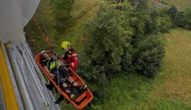 Linzer Berufsfeuerwehr trainiert Höhenrettung an der Wildbergbrücke