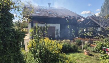Dachstuhl-Brand - Großeinsatz für Feuerwehren am Wallersee