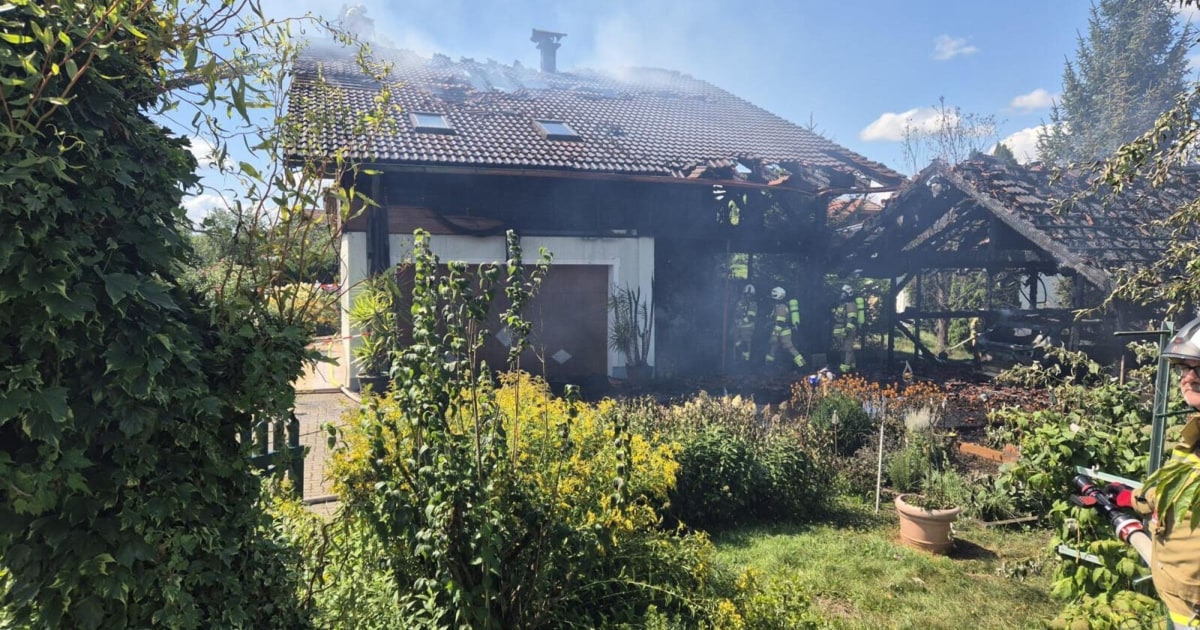 Dachstuhl-Brand - Großeinsatz für Feuerwehren am Wallersee