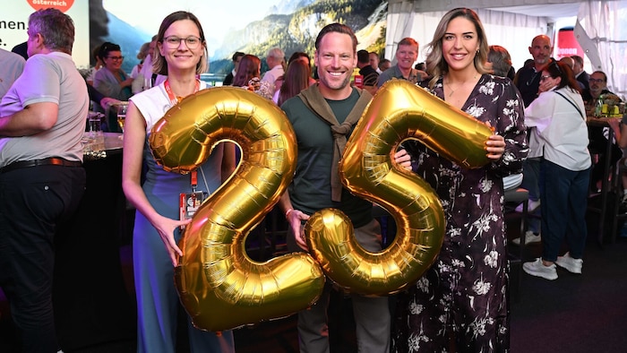 Auf die nächsten 25 Jahre: „OÖ-Krone“-Marketing-Leiterin Karoline Singer (li.) mit Johannes ...