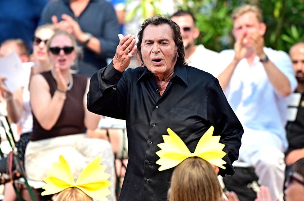Küsse für die Fans! Engelbert sang zwei seiner größten Hits und wurde von den Zuschauern gefeiert wie ein Popstar