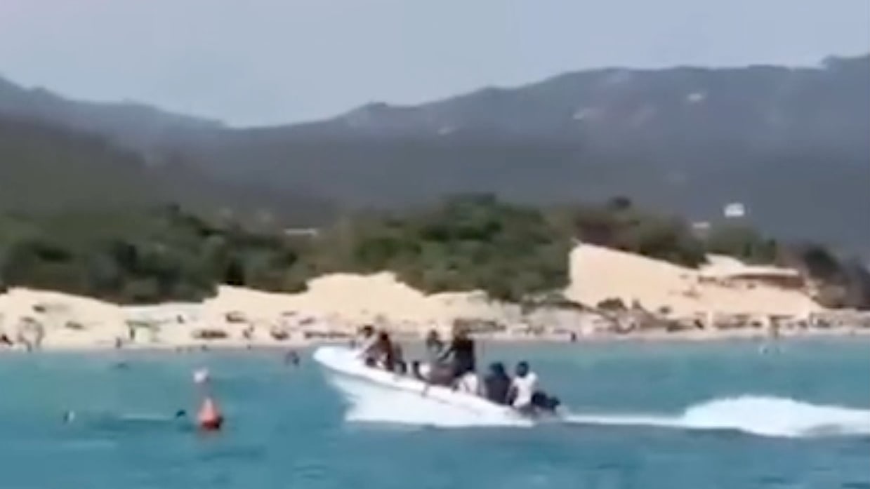 Beim Urlaub in Italien: Flüchtlingsboot überfährt Schwimmerin (17) – Klinik! | Politik