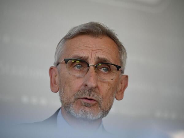 ARCHIV - 08.07.2026, Sachsen, Dresden: Armin Schuster (CDU), Innenminister von Sachsen, spricht bei einer Pressekonferenz vor einem Presserundgang durch das Sekundärmigrationszentrum in Dresden. (zu dpa: «Afghanistan: Sachsen will neue Abschiebemöglichkeiten nutzen») Foto: Katharina Kausche/dpa +++ dpa-Bildfunk +++