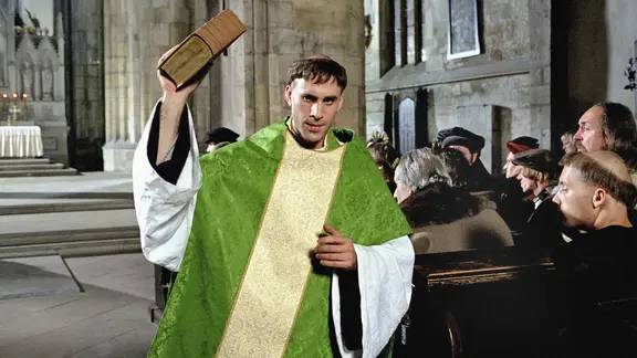Joseph Fiennes als Reformator im Film "Luther". | MDR/ARD Degeto Szene aus dem Film "Luther" mit Joseph Fiennes in der Hauptrolle.