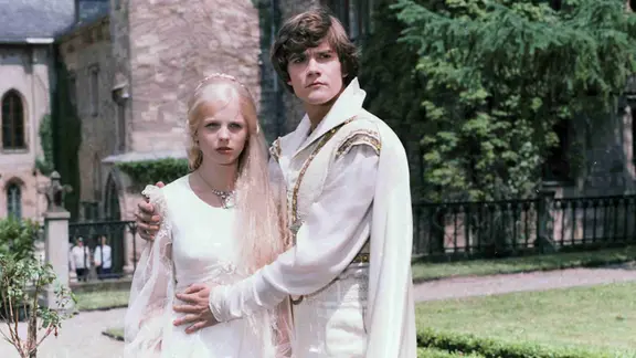 Rapunzel (Sylvia Wolff) und Prinz Matthias (Dirk Schoedon) bei den Dreharbeiten zum Film. | MDR/DRA/Jörg Erkens Sylvia Wolff (Rapunzel, li.); Dirk Schoedon (Prinz Matthias, re.) im Märchenfilm "Rapunzel"