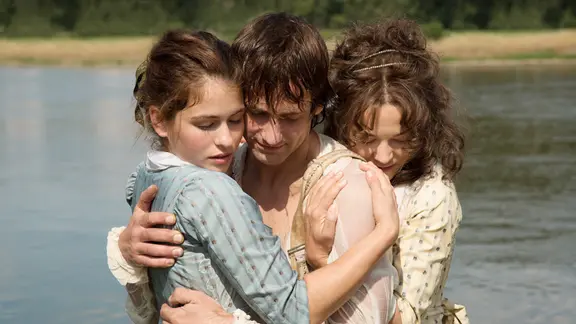 Die Schwestern Charlotte von Lengefeld und die unglücklich verheiratete Caroline von Beulwitz kommen Friedrich Schiller bei einem gemeinsamen Ausflug ganz nahe. | MDR/WDR/Senator Film Szene aus dem Film "Die geliebten Schwestern" über Schillers Dreiecksbeziehung zu zwei Schwestern. Alle drei umarmen sich.