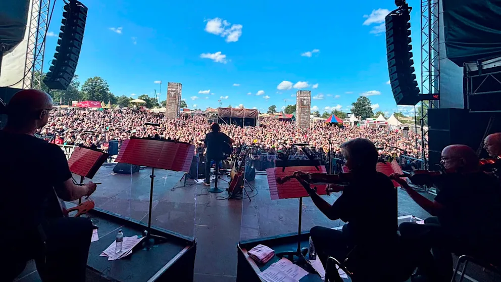 Vor dieser überwältigenden Menge spielte Dieter Birr (v.) mit seinem Streicher-Quintett in Wacken