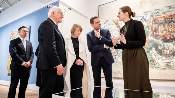 Direktorin der Kunsthalle Emden Ina Grätz (1.v.r.) führt Olaf Lies, Elke Büdenbender, Bundespräsident Frank-Walter Steinmeier und Falko Mohrs durch die Ausstellung. | picture alliance/dpa | Hauke-Christian Dittrich Direktorin der Kunsthalle Emden Ina Grätz (1.v.r.) führt Olaf Lies, Elke Büdenbender, Bundespräsident Frank-Walter Steinmeier und Falko Mohrs durch die Ausstellung.