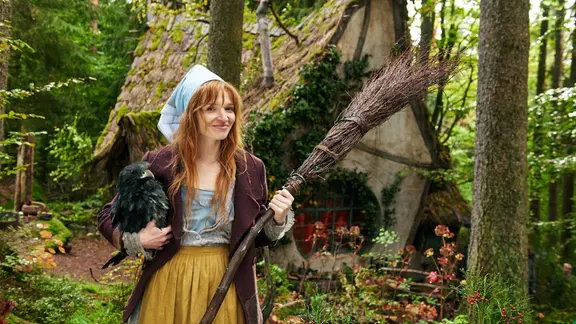 Schauspielerin Karoline Herfurth als die "kleine Hexe" mit Rabe Abraxas. | picture alliance/Walter Wehner/Studiocanal GmbH/Claussen+Putz Film/dpa Karoline Herfurth als die kleine Hexe mit Rabe Abraxas
