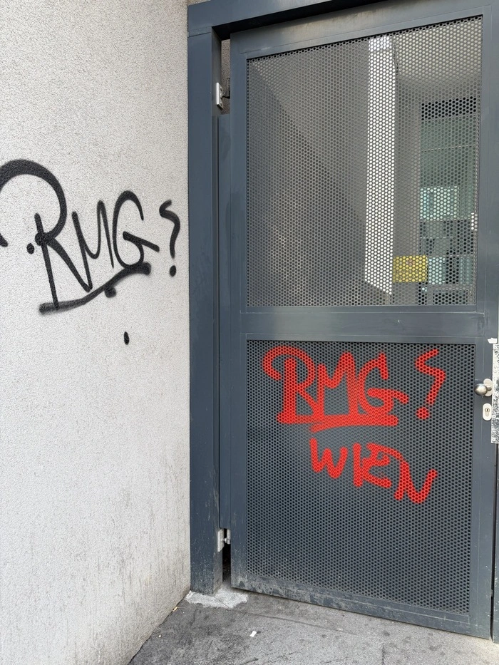 Das Bild zeigt eine Schmiererei an der Wand eines Gebäudes.
