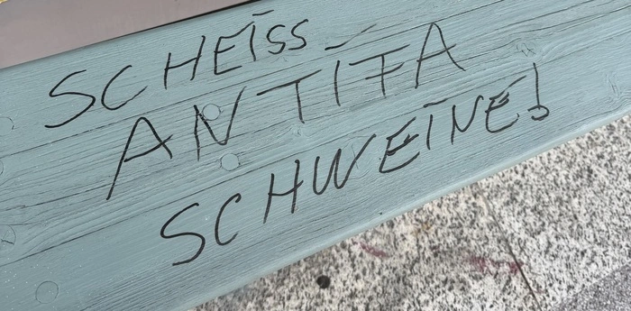 Eine Bank wurde mit Scheiß Antifa Schweine beschmiert.