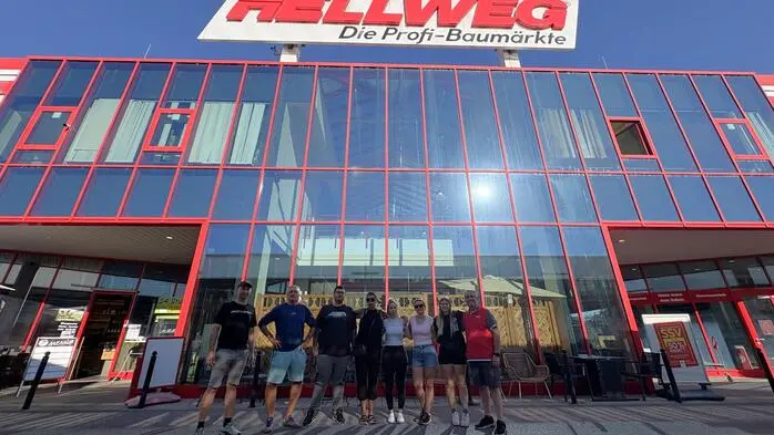 Mitarbeiter der Hellweg-Filiale in Fürstenfeld stehen zusammen und helfen sich gegenseitig über die schwere Zeit